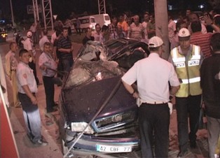 Yoldan çıkarak direğe çarptı: 4 yaralı