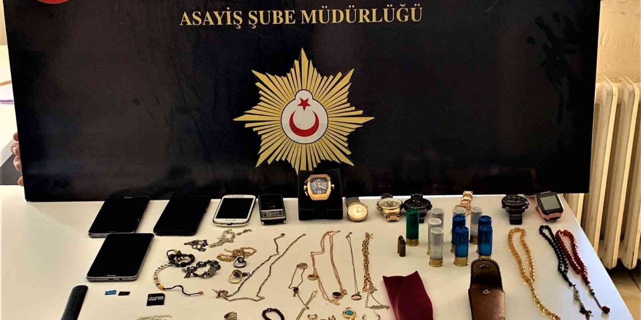 Plastik aparatla kilitleri açıp evleri soydular