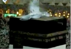 Kabe'nin üstündeki esrarengiz cisimler