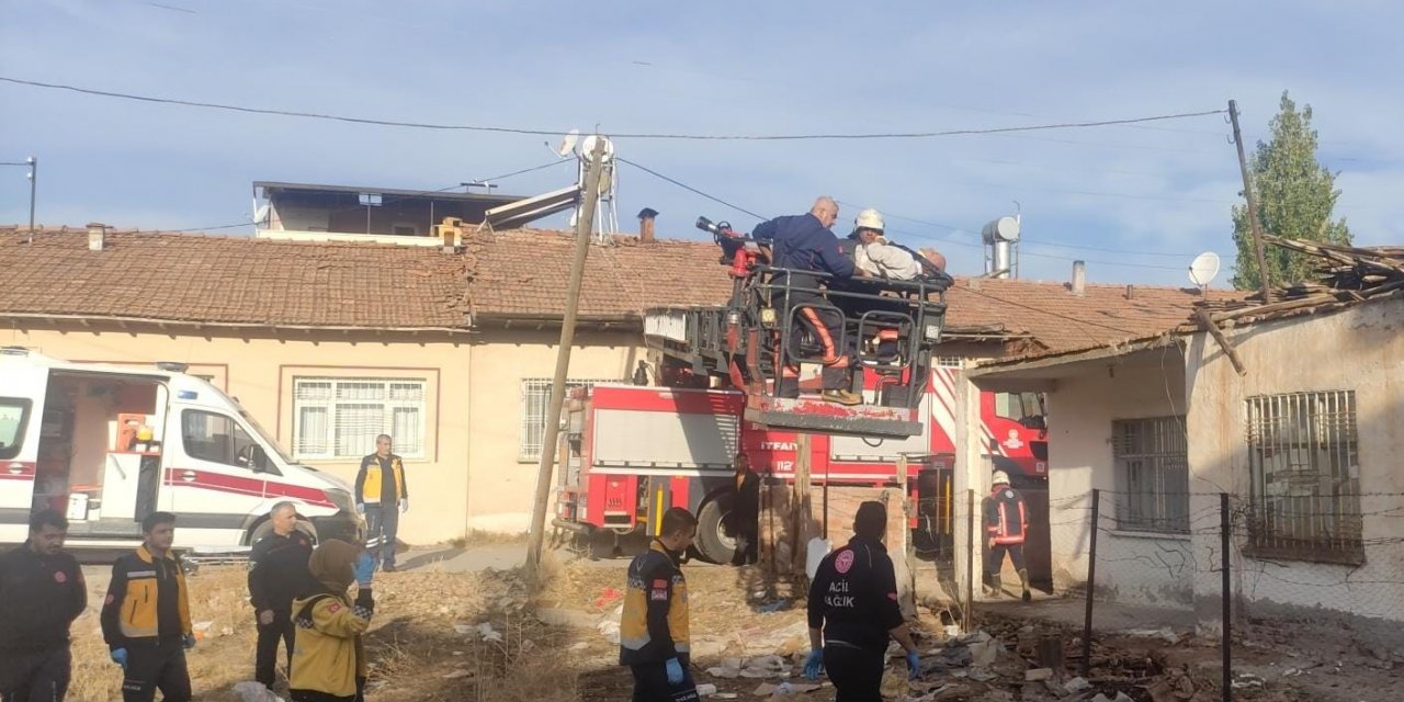 Tadilat yaparken çatı çöktü: 1 yaralı