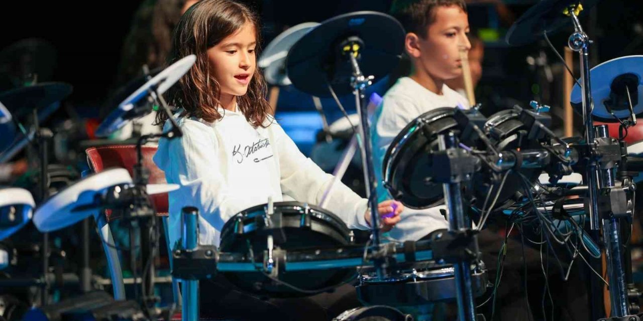 4-8 yaş arası 30 çocuktan bateri şov