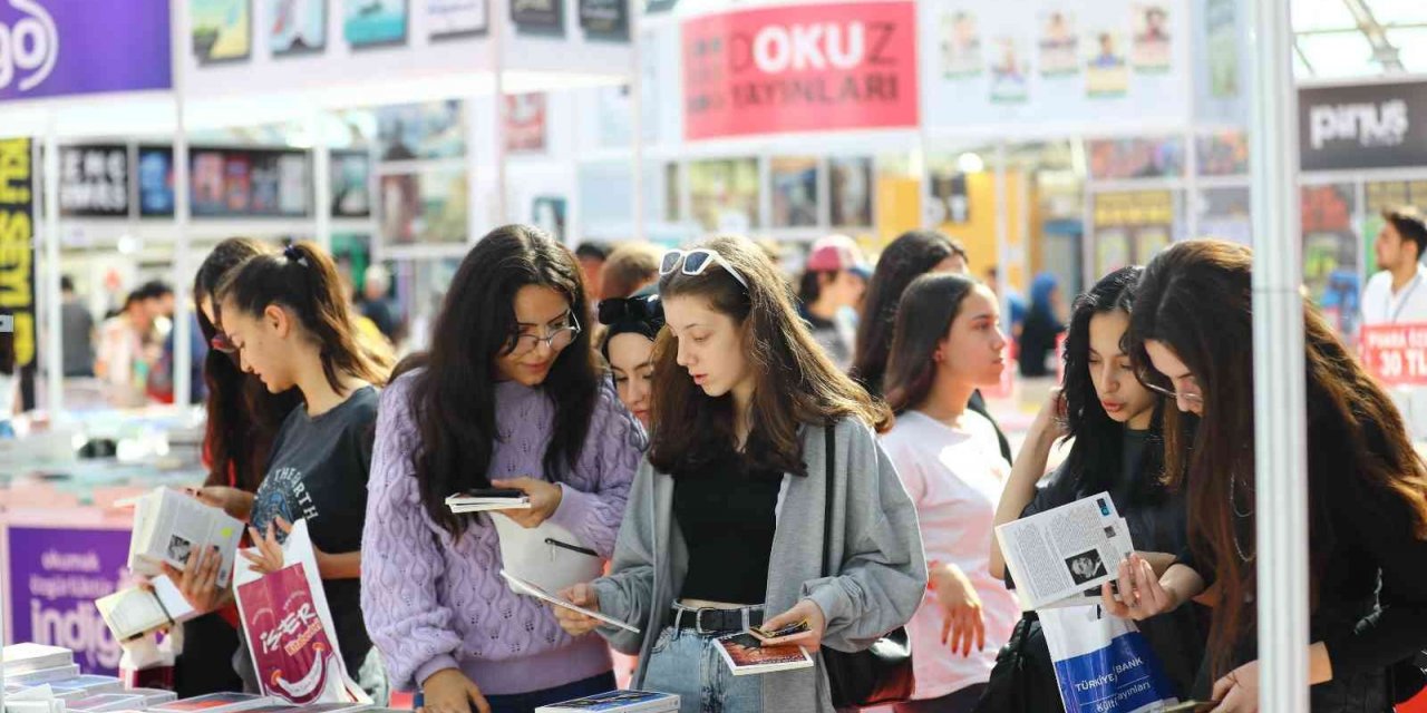 12. Antalya Kitap Fuarı dolu dolu geçiyor