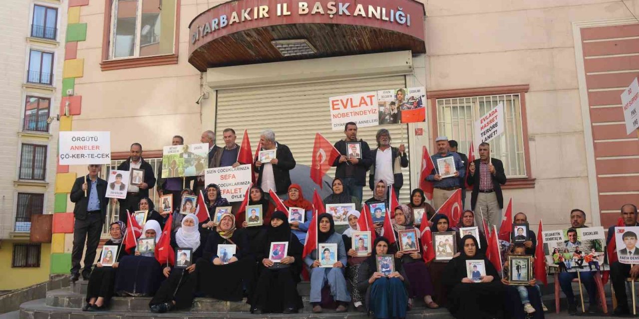 Aileler çağrıda bulunuyor, anneler evlat nöbetine katılmaya devam ediyor