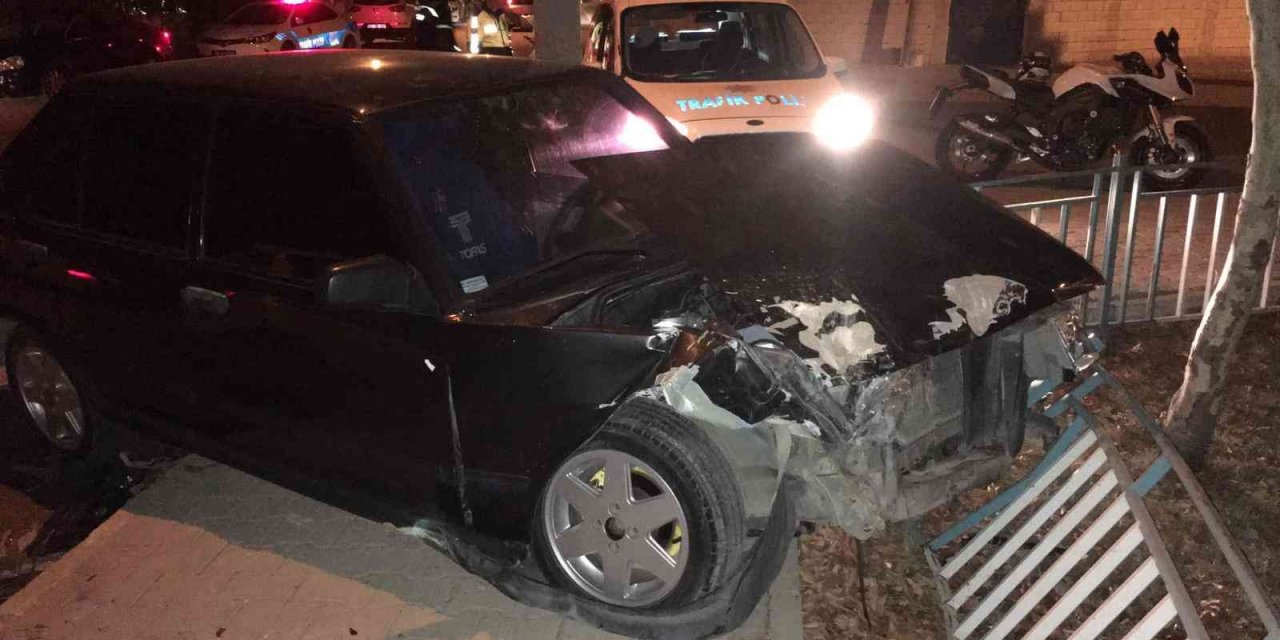 İki otomobil çarpıştı: 3 yaralı