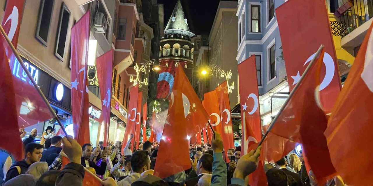 Beyoğlu’nda Cumhuriyetin 99. yılına özel fener alayı yürüyüşü düzenlendi