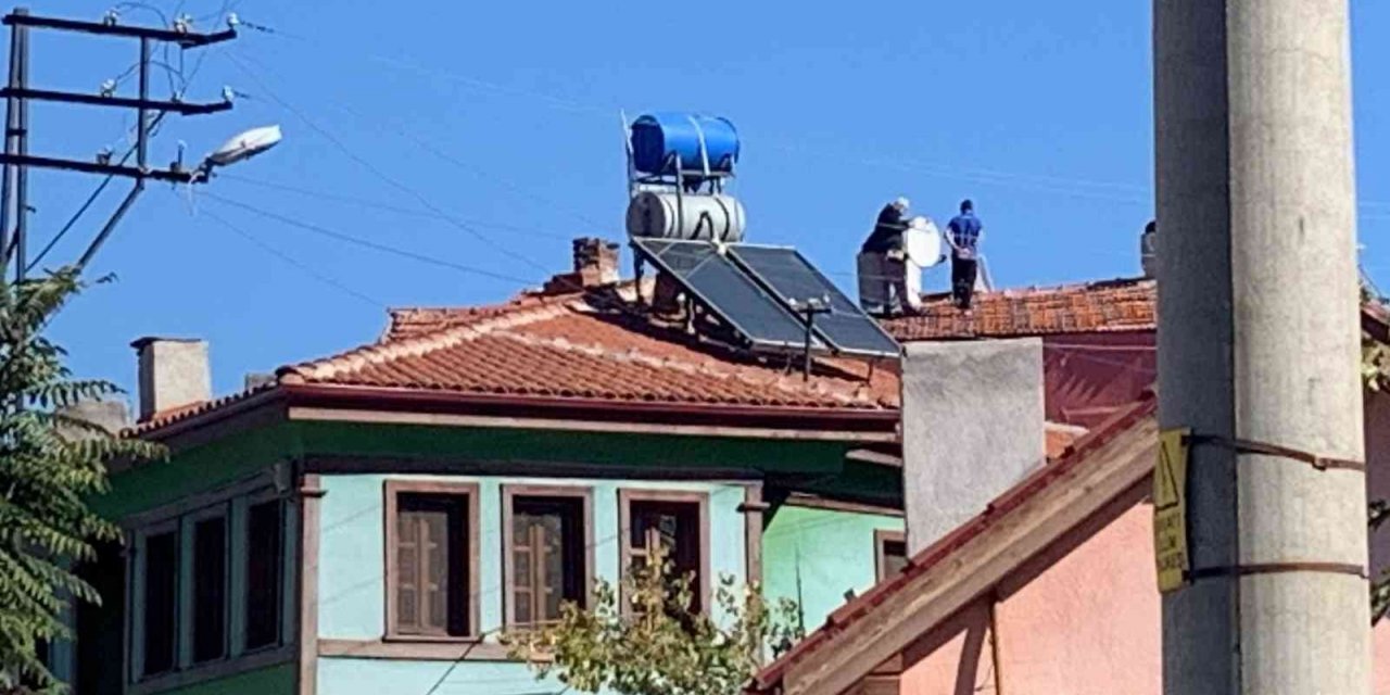 Güvenlik önlemi almadan anten tamiri yapan şahıslar böyle görüntülendi