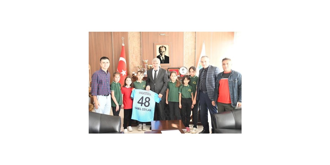 Köyceğiz Belediye Başkanı Ceylan’a forma hediye edildi