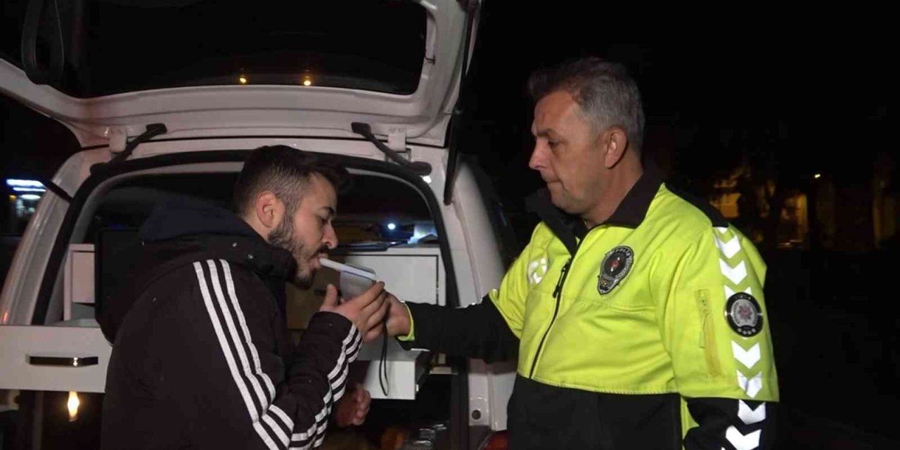 Kaza yapan sürücü önce ehliyetini polise verip kaçtı, ardından geri döndü alkollü çıktı