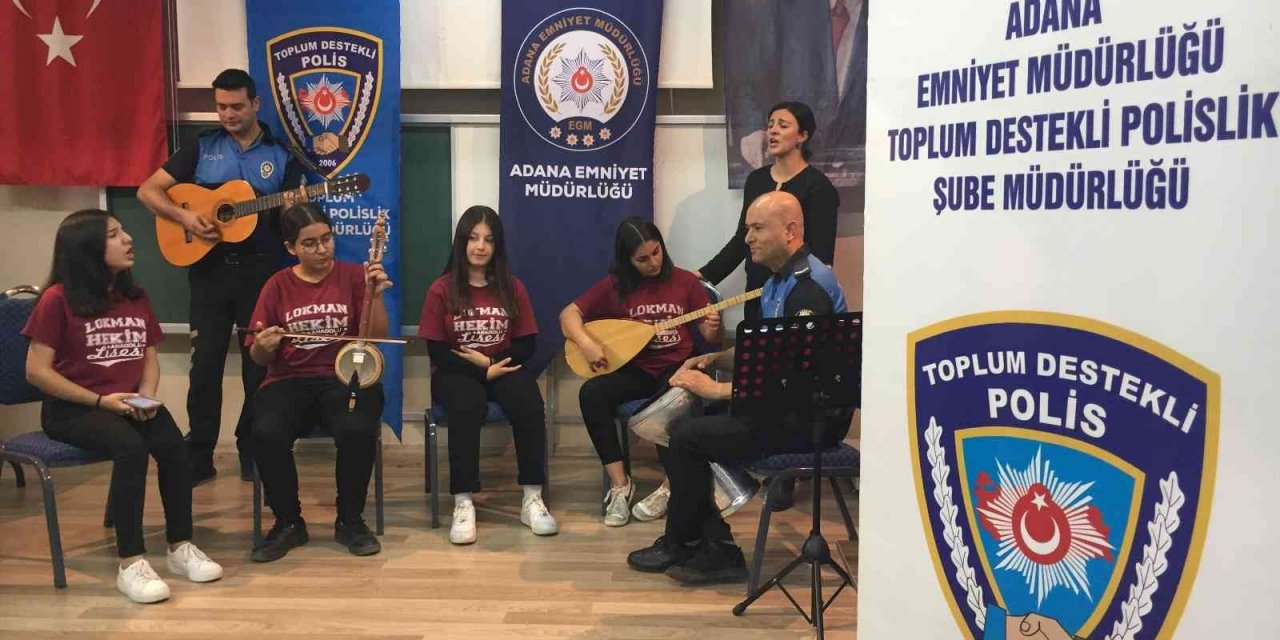Polis hazırladığı projeyle hem saz çalmayı öğreniyor hem de öğretiyor