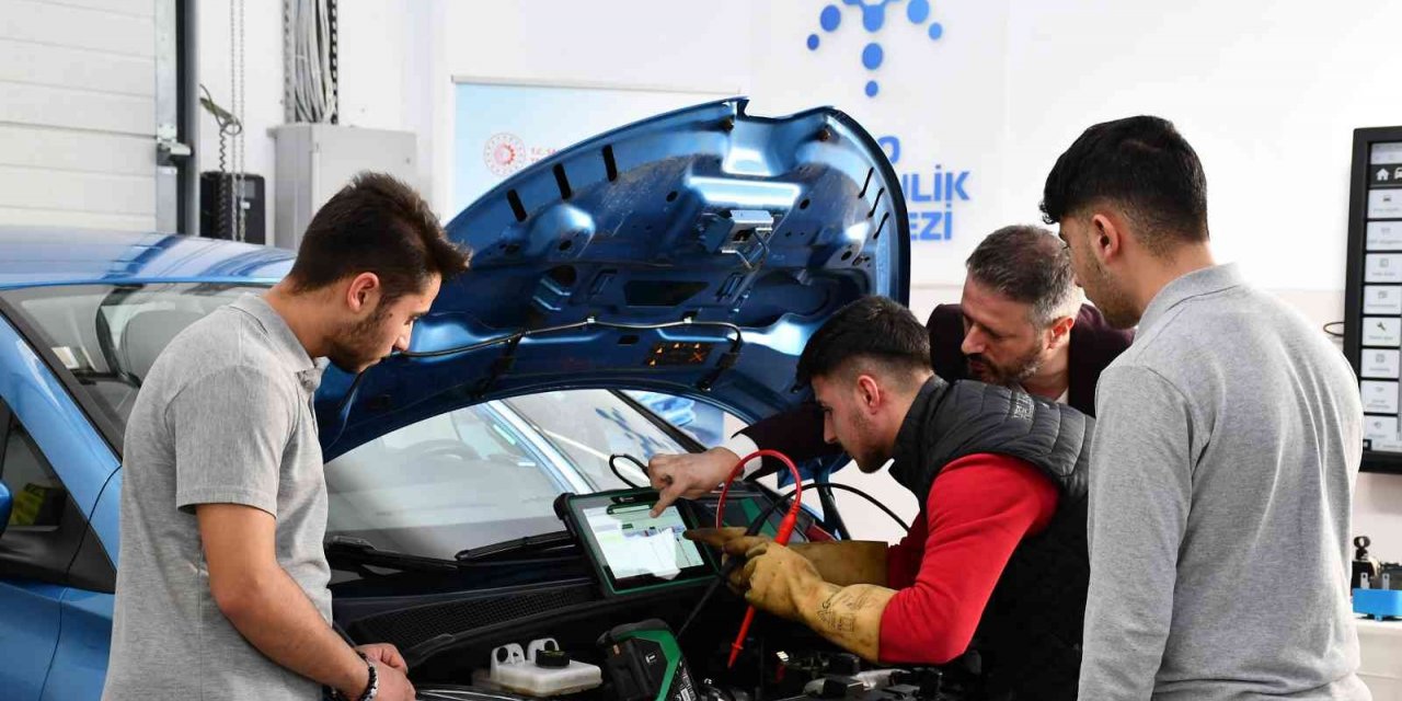 İTO yerli otomobil öncesi ’elektrikli araç tamiri’ için eğitim süreci başlattı