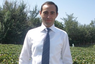 Kaymakam Yıldız, çilek bahçelerini gezdi