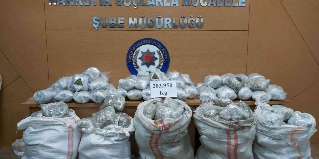 İzmir’e kamyonla uyuşturucu getirdi, kıskıvrak yakalandı