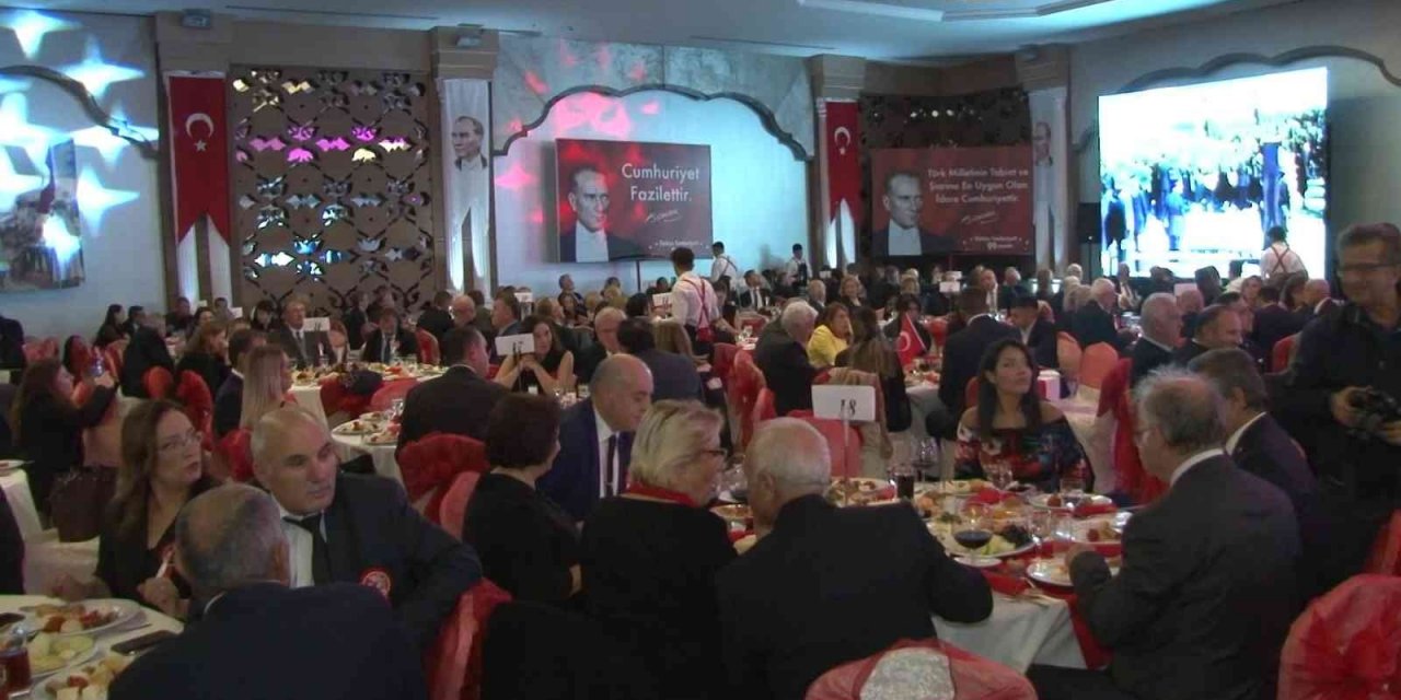 Büyükçekmece’de Cumhuriyetin ilanının 99’uncu yıl dönümünde "Cumhuriyet ve Atatürk" konulu söyleşi düzenlendi