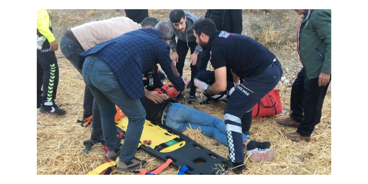 Motosiklet şarampole uçtu: 1’i ağır 2 yaralı
