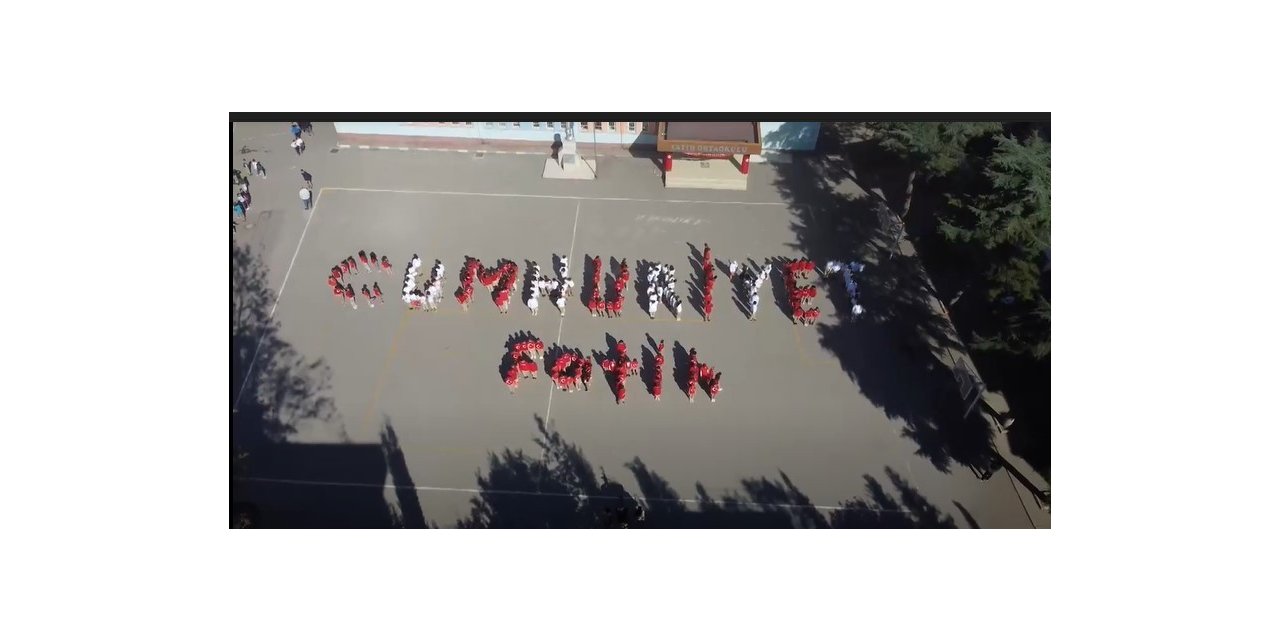 300 öğrenci ile Cumhuriyet yazdılar, havadan görüntülediler