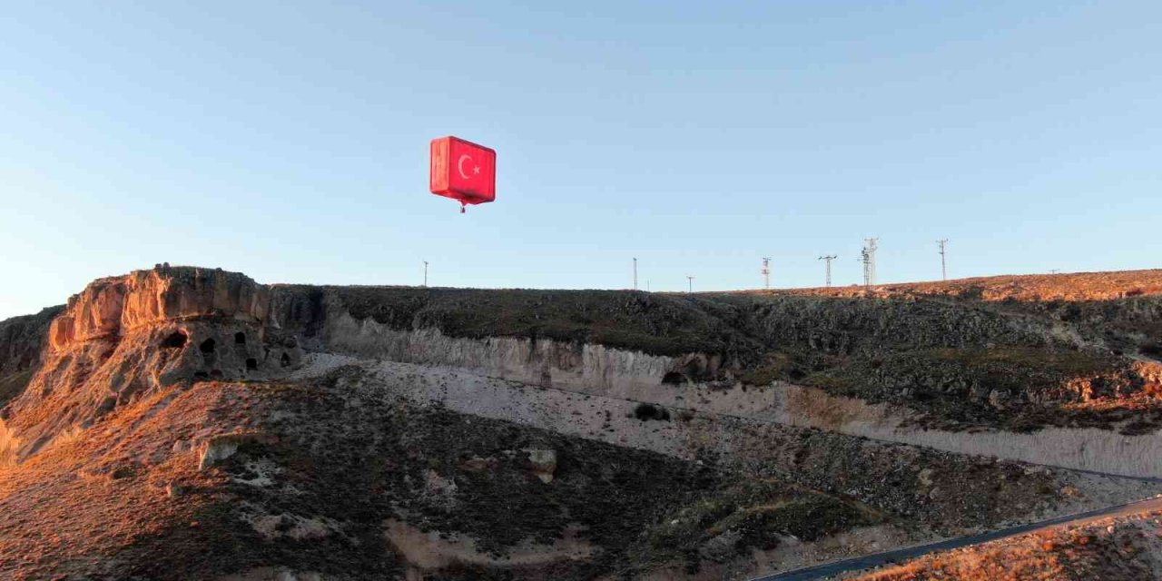 Kayseri’den Türk bayraklı sıcak hava balonları havalandı