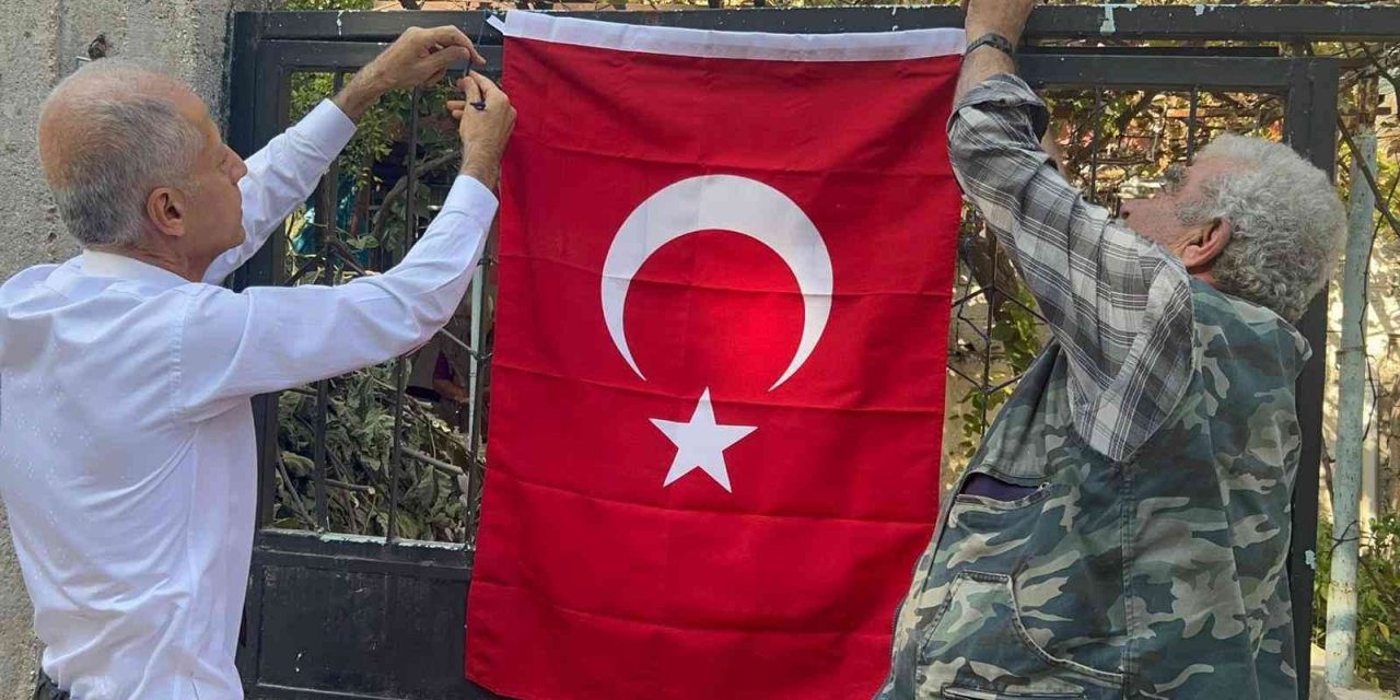 Hatay’da okul müdürü 100 Türk bayrağı dağıttı