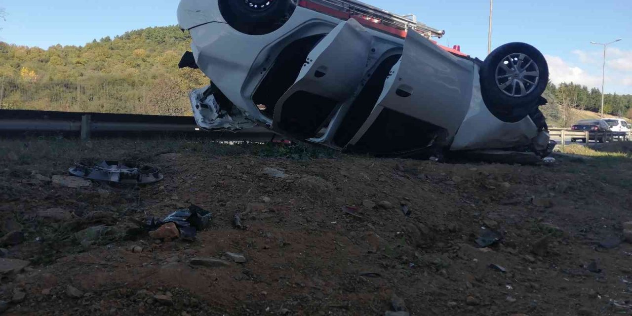 Sancaktepe’de yoldan çıkan otomobil takla attı: 1 yaralı