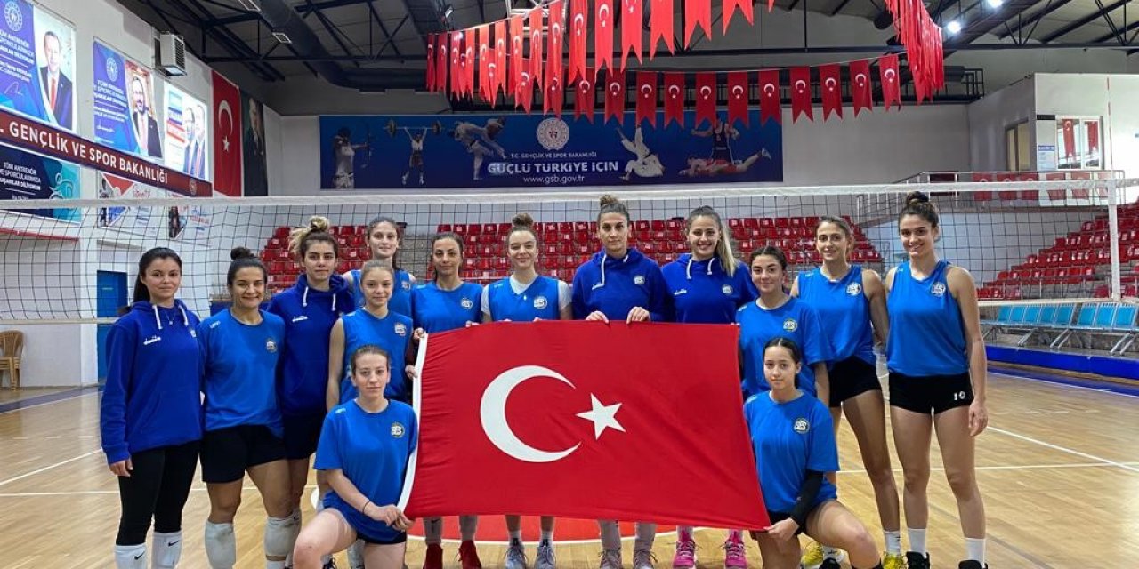 'Bizim Kızlar' Voleybol Takımı bayramı sahada kutladı