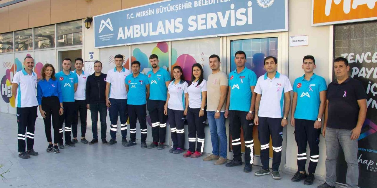 Meme kanserine karşı pembe kurdele taktılar