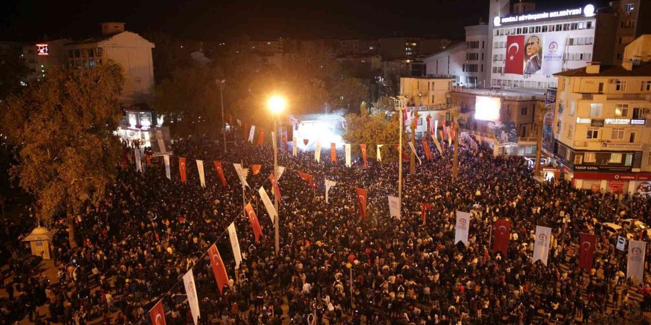Cumhuriyet coşkusu meydanlara sığmadı