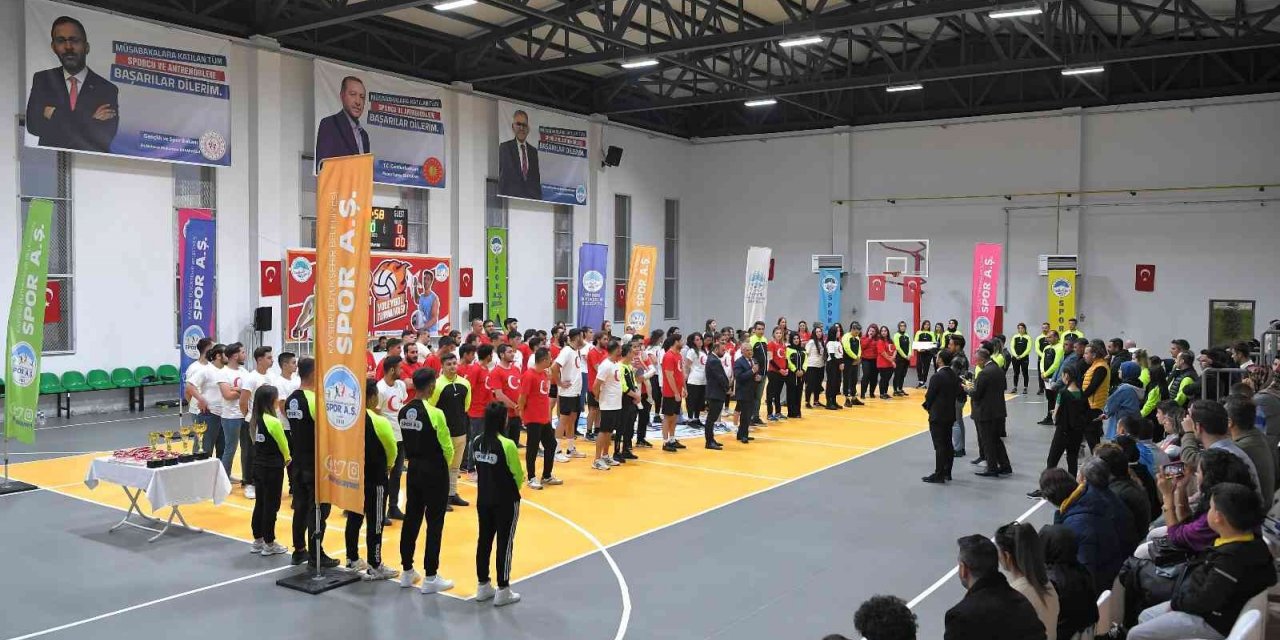 Büyükkılıç, sporcuların cumhuriyet coşkusuna ortak oldu