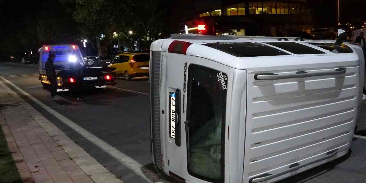 Refüje çarpan ticari araç yan yattı! 1 yaralı