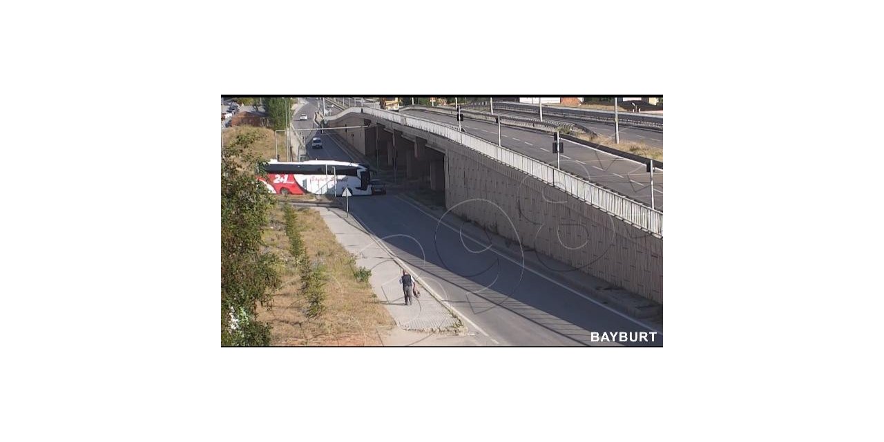 Bayburt’ta meydana gelen trafik kazaları KGYS kameralarına yansıdı