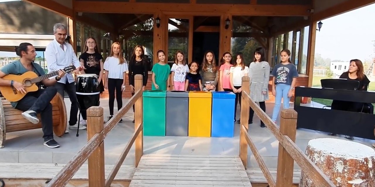 Üstün zekalı çocuklar atıklar için şarkı besteleyip seslendirdi milyonlarca izlendi