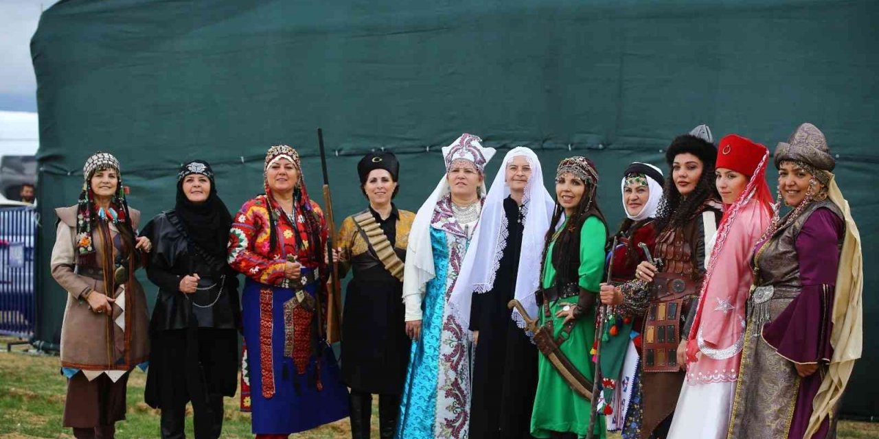 Eskişehir Anadolu Bacıları Tiyatro Topluluğu ülke çapında turnelere devam ediyor