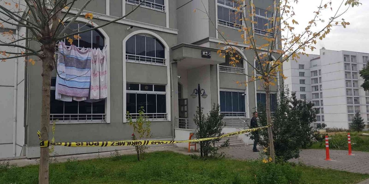 Apartman dairesinde yangın: 1 ölü