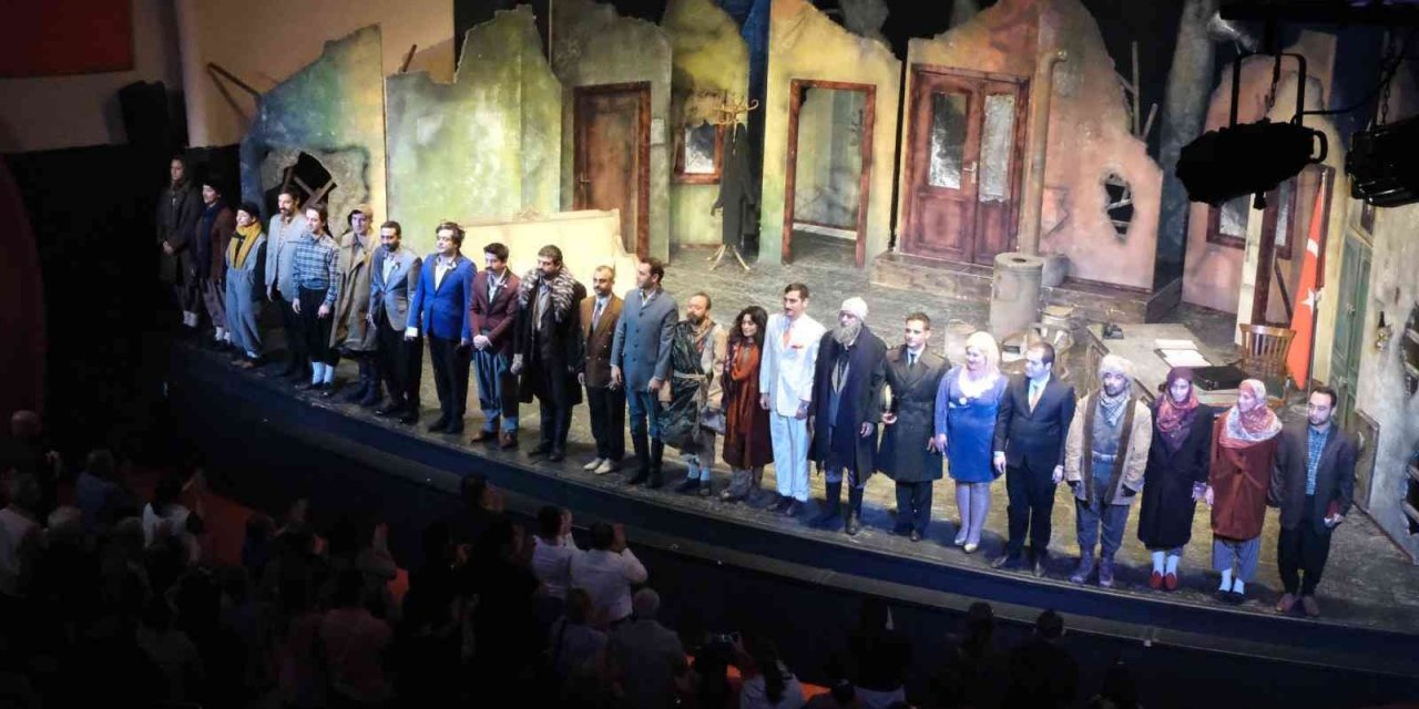 ’Buzlar Çözülmeden’ oyunu Adana’da sahnelendi