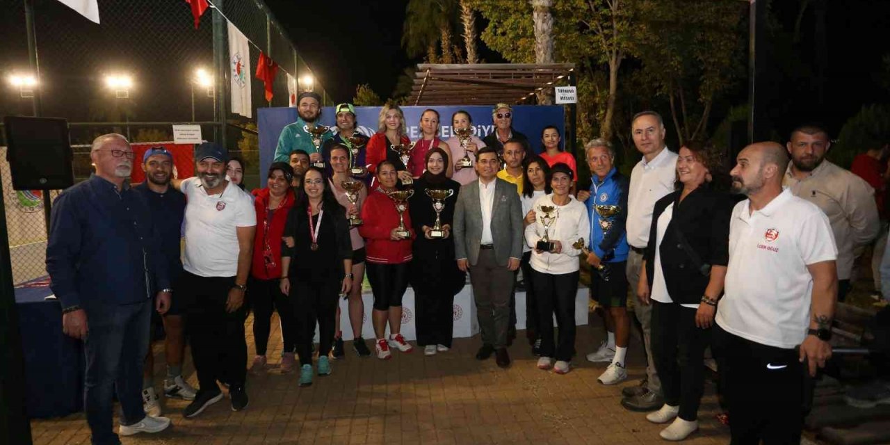 Kepez’de Cumhuriyet Kupası Tenis Turnuvası düzenlendi