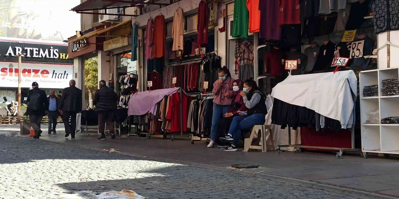 Eskişehir’in göbeğindeki işlek cadde 10 yıldır lağım kokuyor