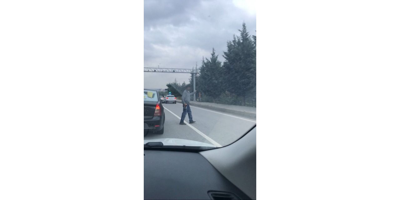 Seyir halindeki trafikte yola atlayarak adeta kazaya davetiye çıkardı