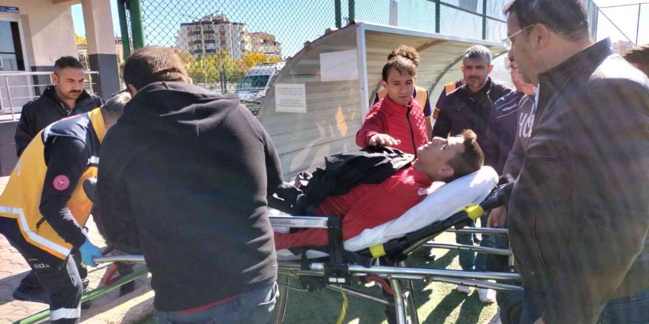 Maçta şekeri ve tansiyonu düşen kaleci hastaneye kaldırıldı