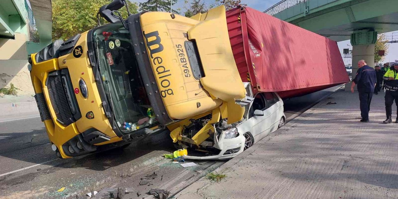 Bakırköy’de köprüye çarpan tır otomobilin üstüne devrildi: 1 yaralı