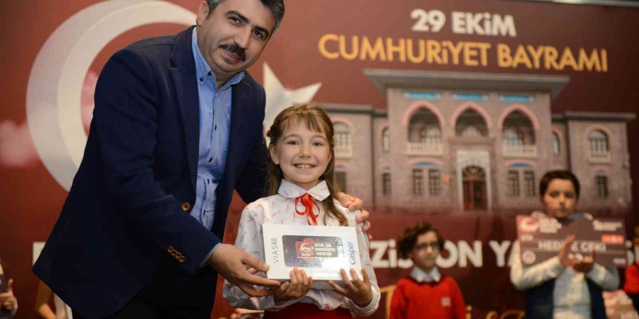 Cumhuriyeti en iyi anlatan öğrenciler Yıldırım’da ödüllendirildi