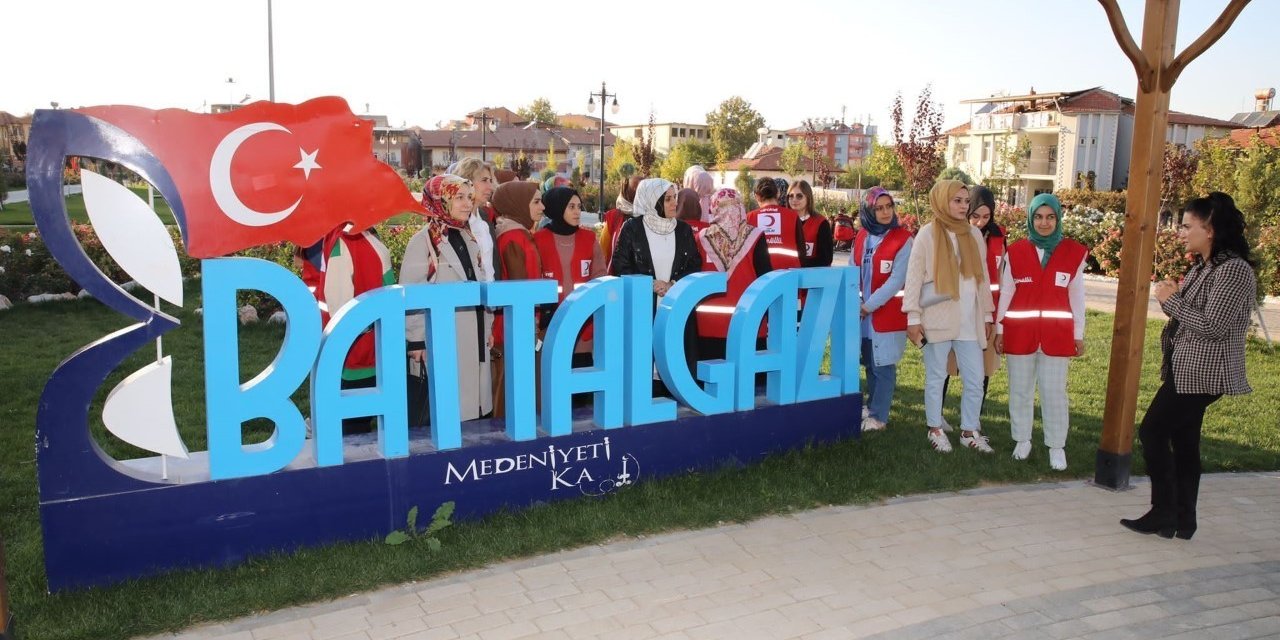 Başkan Güder’den kadınlara gezi jesti