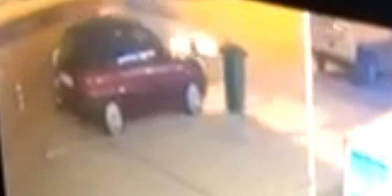 Otomobilin kayarak park halindeki bir araca çarptığı kaza kamerada
