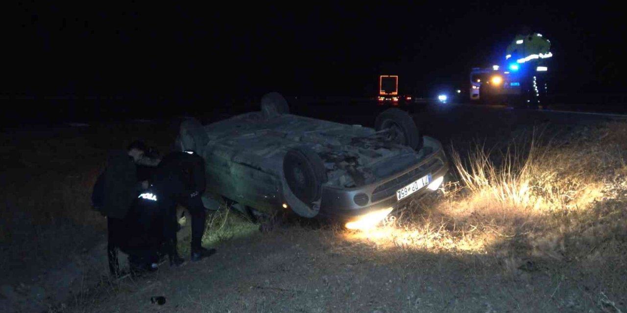 Takla atan otomobil şarampole devrildi: 2 yaralı