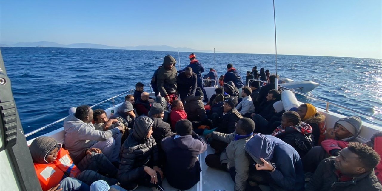 İzmir açıklarında 77 düzensiz göçmen kurtarıldı