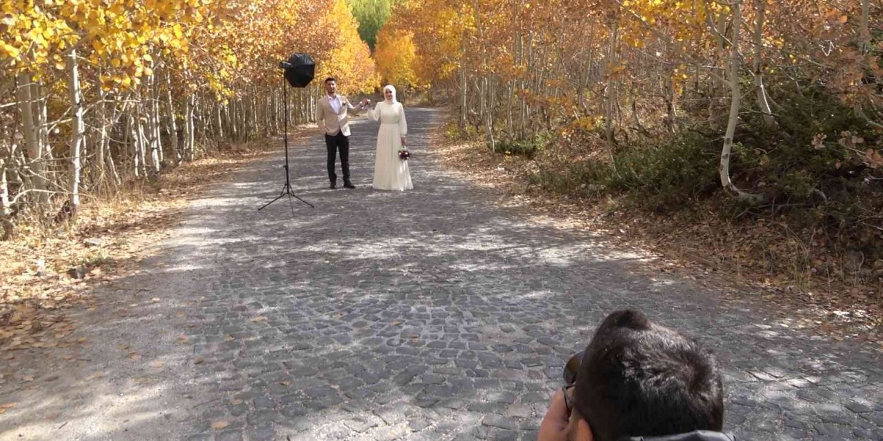 Sonbahar renkleriyle bezenen Nemrut Krater Gölü gelin ve damatların doğal stüdyosu oldu