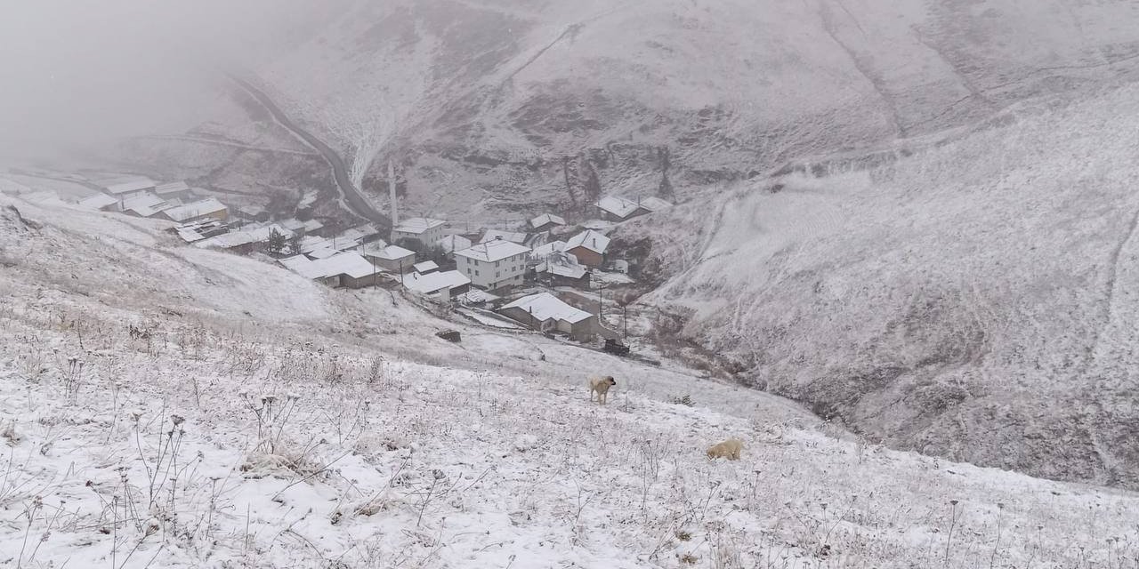 Bayburt’un yüksek kesimlerine kar yağdı