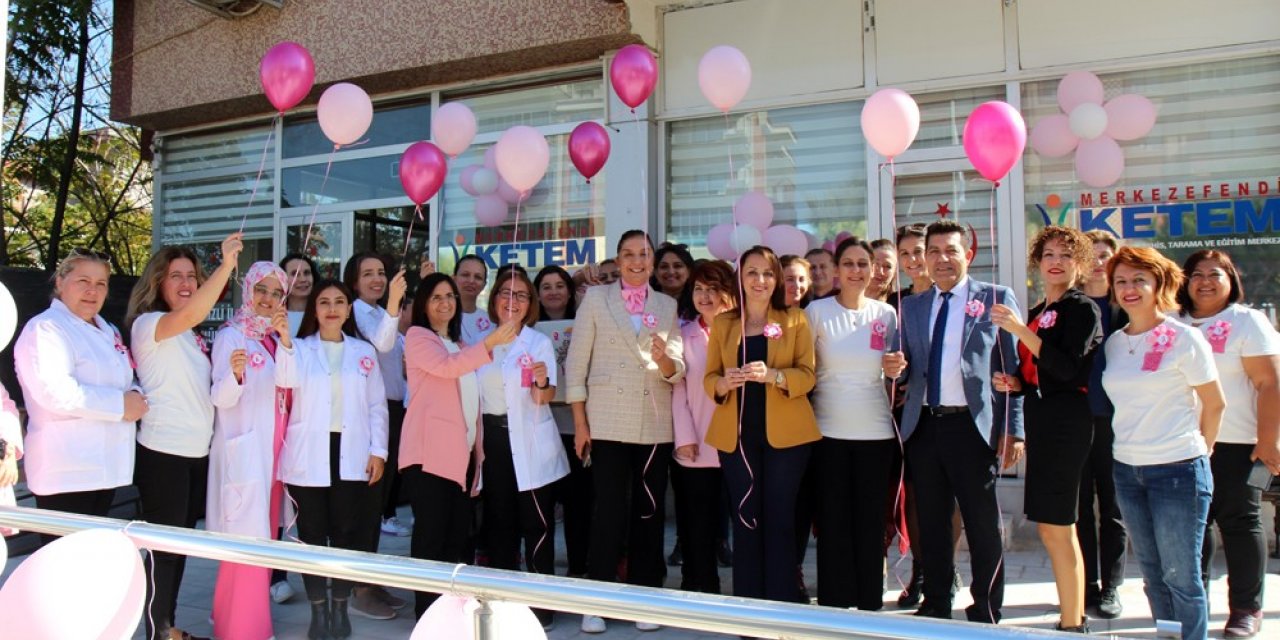 Meme kanserine dikkat çekmek için pembe balonlar havaya bırakıldı