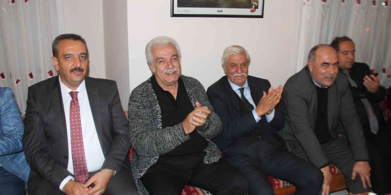 Usta sanatçı Serdar Gökhan, Elazığ kürsübaşı etkinliğinde doyasıya eğlendi