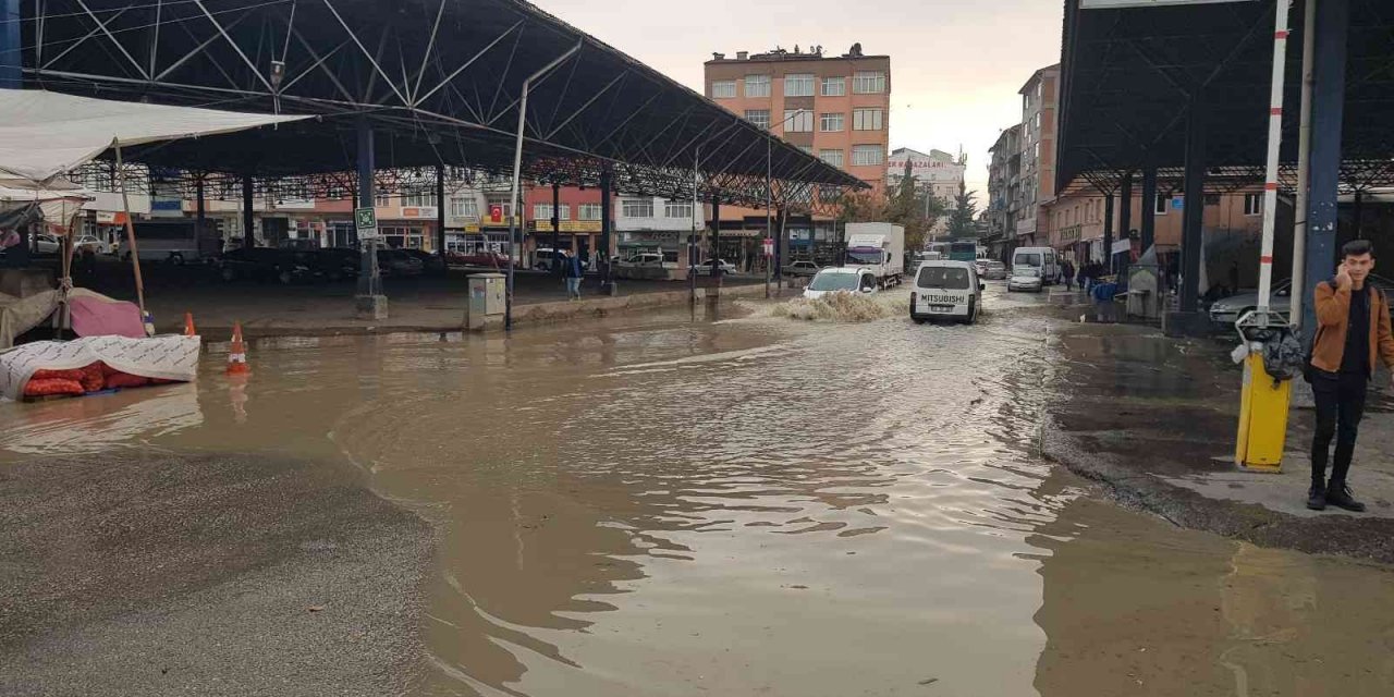 Patlayan su borusu asfaltı yerinden söküp yolları göle çevirdi