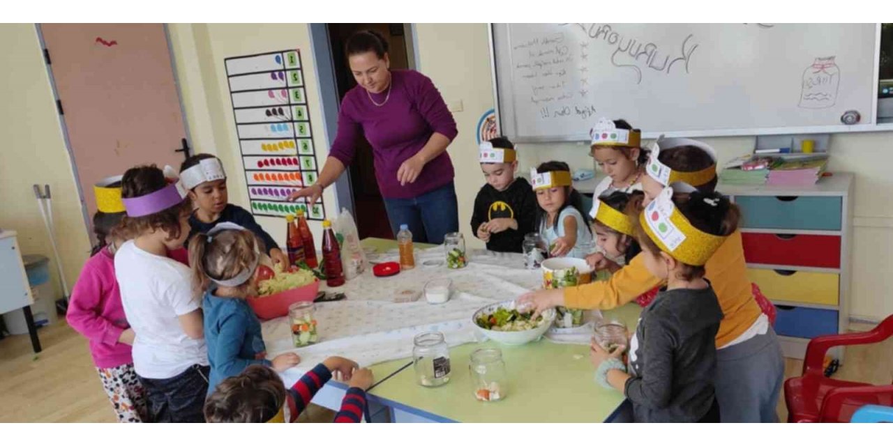 Köyceğizli minikler sınıfta turşu kurdu