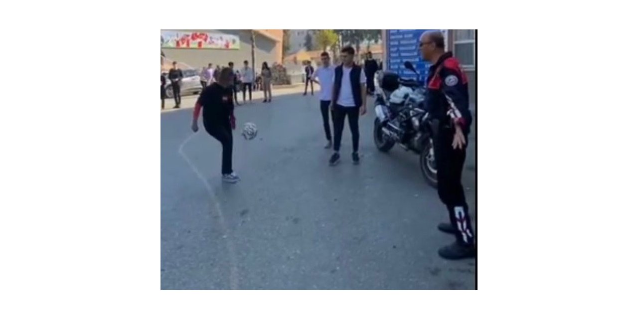 İzmir’de polis ile kadın öğretmenden futbol şov