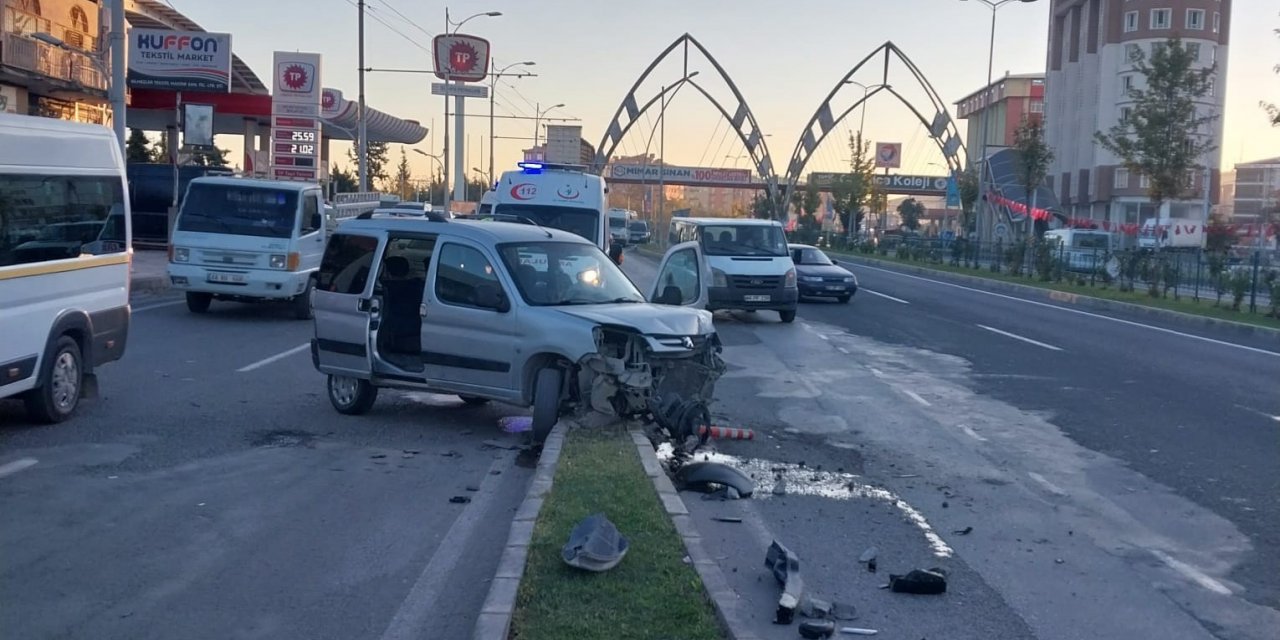 Kontrolden çıkan araç refüje çarptı: 1 yaralı